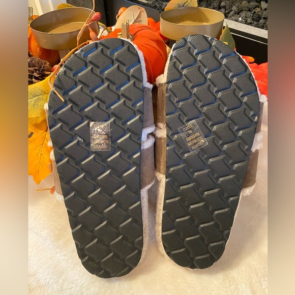 Brand New CUSHIONAIRE Cuddle Shearling Footbed Sandal - Picture 6 of 7